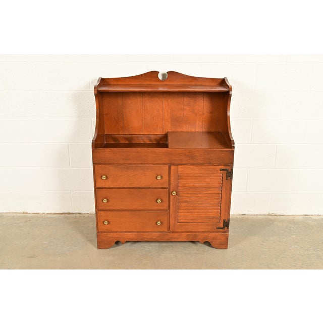 A beautiful American Colonial or Chippendale style dry sink or buffet server By Ethan Allen USA, Circa 1970s Gorgeous...