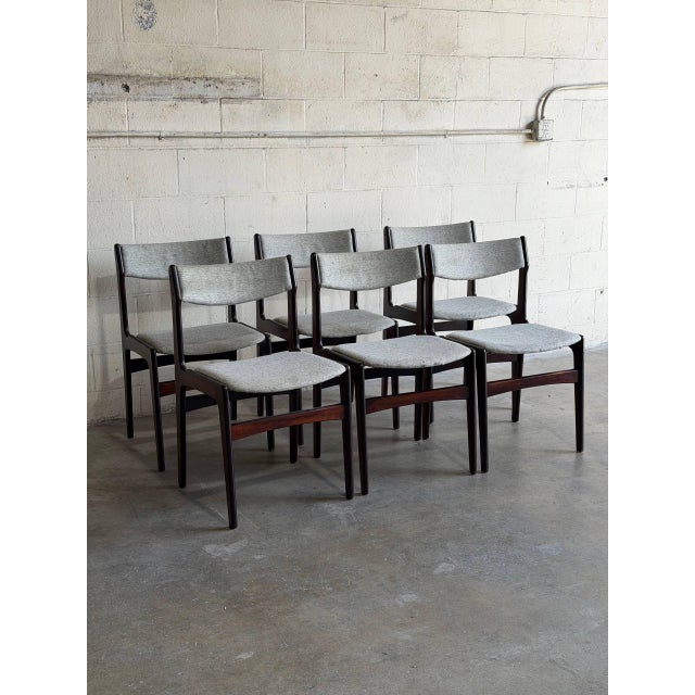 These elegant dining chairs feature ergonomically curved backrests paired with classic floating seats. The organic solid...