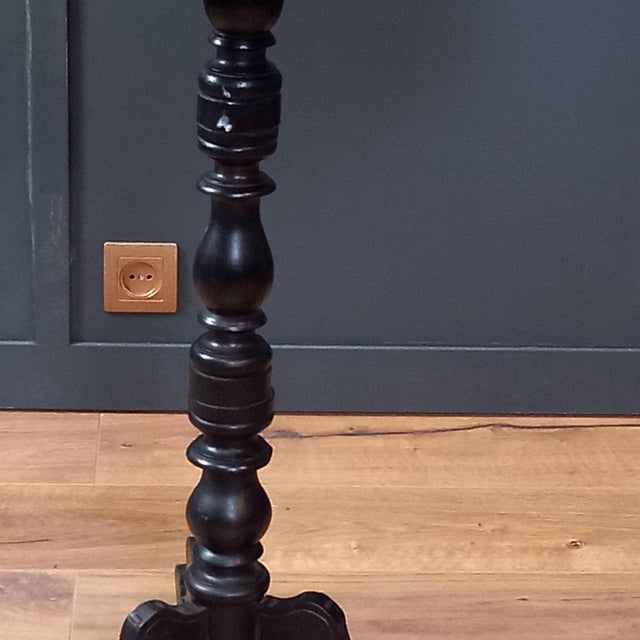 This beautiful 18th-century English wine table from Leicester, dating from 1780–1800, is a timeless antique piece of...