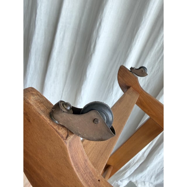 Brown Mid-Century Modern Beech and Brass Valet Stand from Fratelli Reguitti, Italy, 1960s For Sale - Image 8 of 18