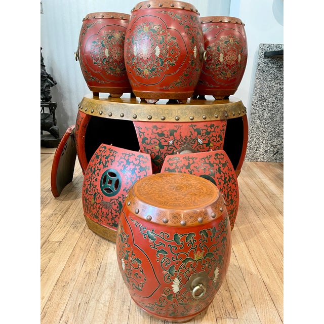 Early 20th Century 5 Piece Chinese Qing Red Coromandel Sake Barrel Drum Table and 4 Stools W/ Brass Ring For Sale - Image 11 of 12
