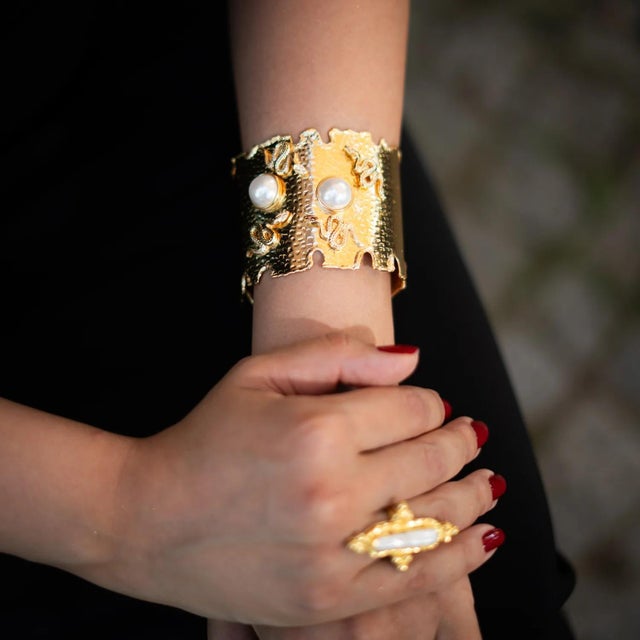 Pearl Serpent Power Chunky Gold Cuff Bracelet For Sale In Miami - Image 6 of 8