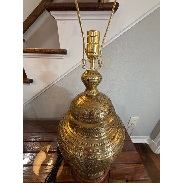1930/1940s Large Boho Moroccan Urn Tooled Brass Lamp With Copper and Wood Accents For Sale - Image 12 of 12