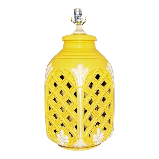 Vintage Mid-Century Pale Yellow 3-Way Lattice Table Lamp For Sale