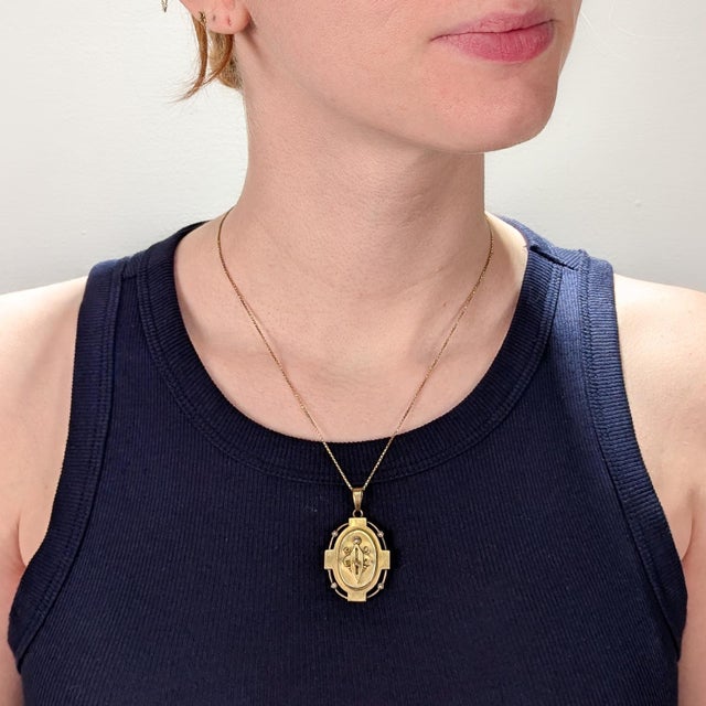 A fine antique Victorian locket for a necklace. In 14k yellow gold. With wire work decoration, granulation and bezel-set...