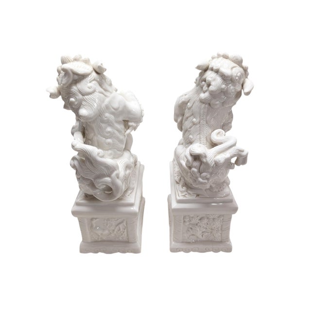 White Pair of Vintage Chinese Porcelain Blanc De Chine Foo Dog Statues. For Sale - Image 8 of 9