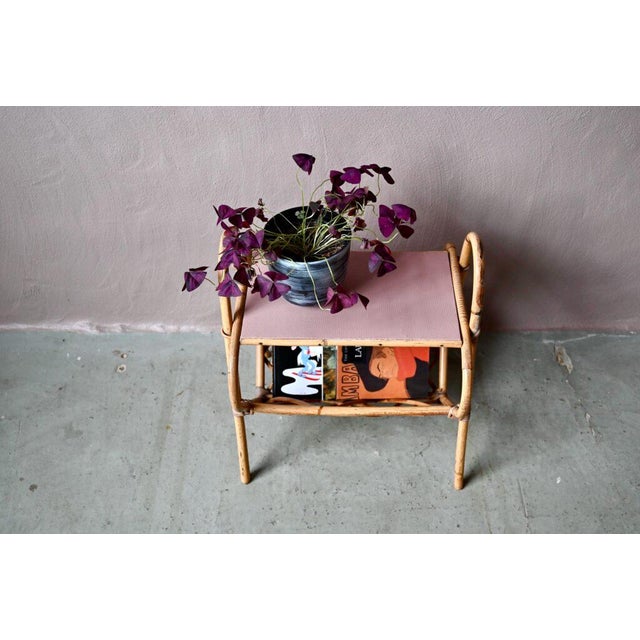 Aesthetic and practical, this bamboo pedestal table dates from the 60s. with its curved lines and its golden hue, this...