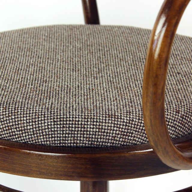 Mid-Century Bentwood No. 30 Armchair by August Thonet for Ton, Former Czechoslovakia, 1960s For Sale - Image 13 of 14