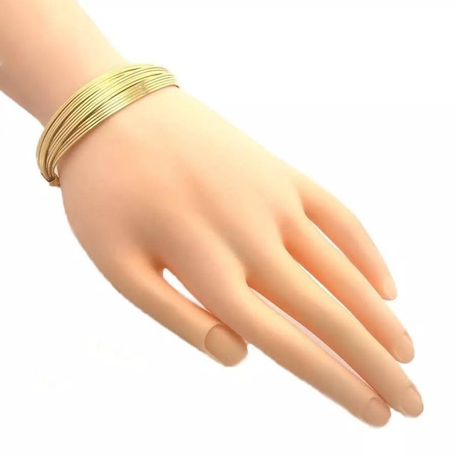 This beautiful vintage bracelet is by Roberto Coin, it is crafted from 18k yellow gold with a polished finish featuring 3...