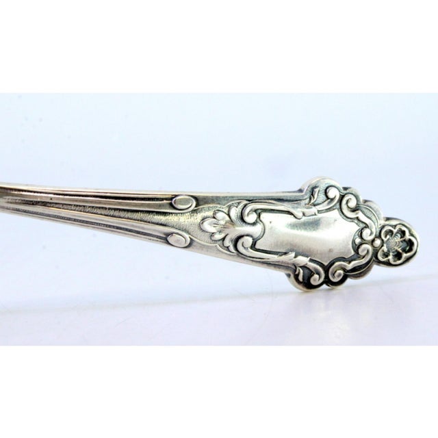 Silver Tea Strainer with Wavy Cup-Shaped Reservoir and Shell-Shaped Reliefs Handle, in Very Good conditions. Designed 1920...
