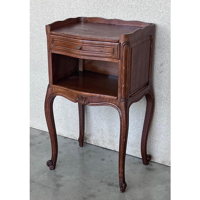 Early 20th Century Pair of Walnut Nightstands Tables with Drawer and Open Shelf For Sale - Image 17 of 18