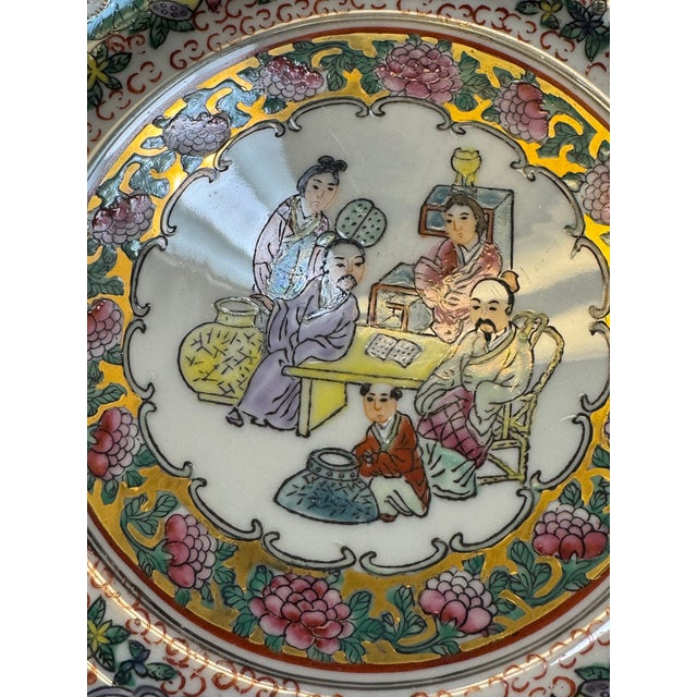 Set of 2 Chinese Famille Rose Porcelain Plates 10" Hand Painted Geisha VTG Gold For Sale In New York - Image 6 of 12