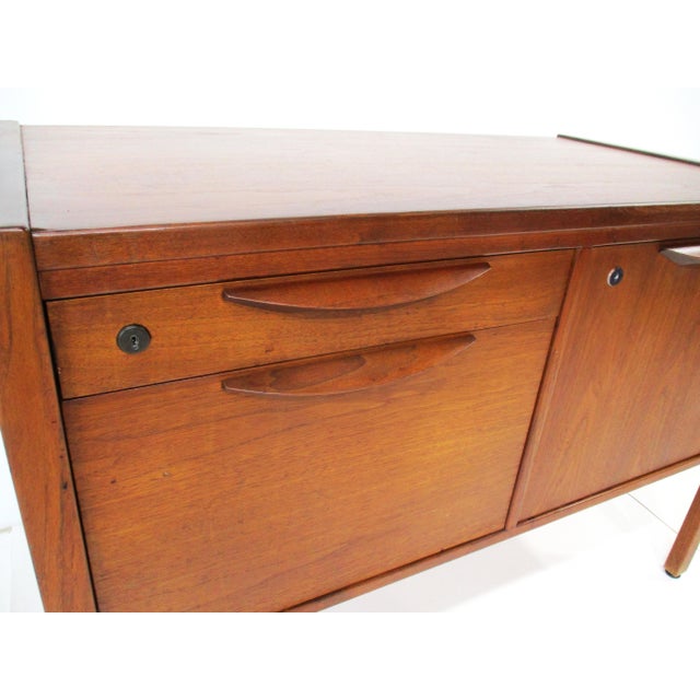 Jens Risom Walnut Small Credenza in the Style of Herman Miller For Sale In Cincinnati - Image 6 of 12