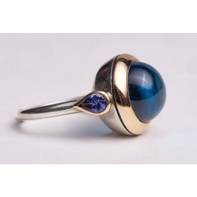 Contemporary 1990s Blue Topaz, Tanzanite and 18K Gold and Sterling Silver Ring, Size 7.25 For Sale - Image 3 of 5