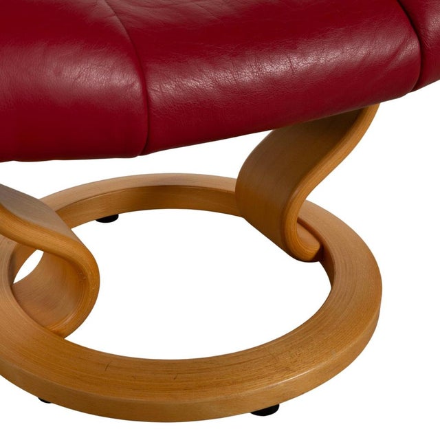 Set of Mayfair Recliner Lounge Chair and Ottoman from Stressless For Sale - Image 11 of 18