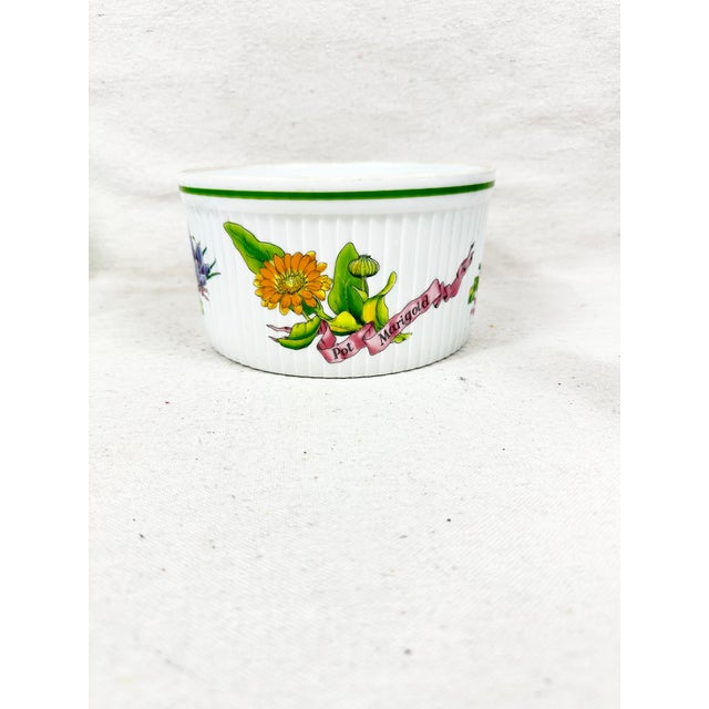 Lovely vintage serving bowl. Made by Royal Worcester as part of their Country Kitchen collection in 1978. Ribbed detailing...