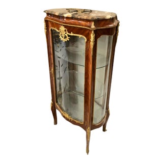 French Louis XV Display Curio Cabinet With Glass Shelves, Gold Leaf & Bronze Ormolu For Sale