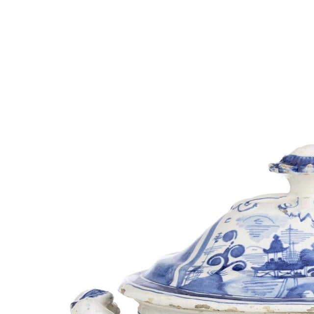 Earthenware - Miragaia earthenware tureen - 19th century. Portuguese, from the 19th century, probably from the Miragaia...