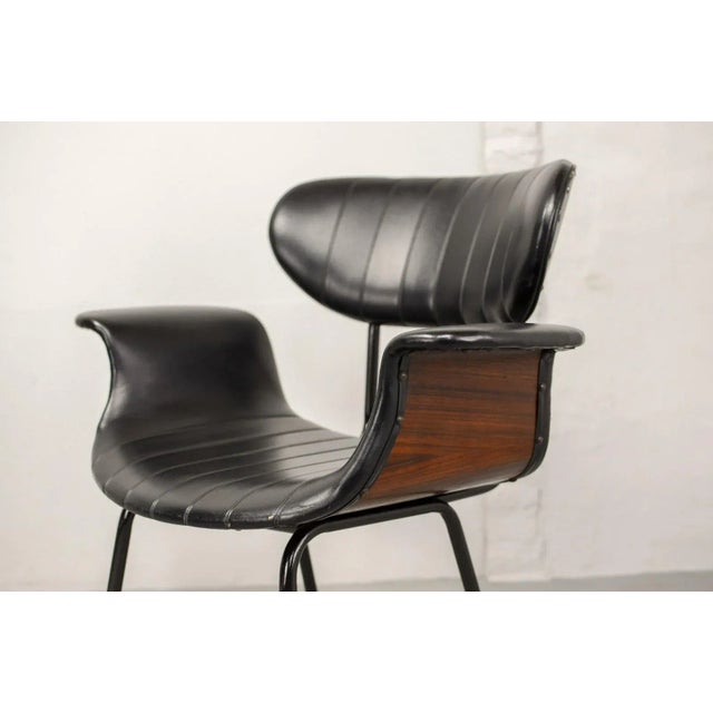 Black Italian Rosewood & Black Leatherette Swan Chair with Black Steel Feet & Brass Tips, 1960s For Sale - Image 8 of 15