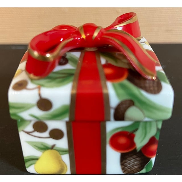 1990s 1990s Tiffany & Co. "Tiffany Holiday" Porcelain Gift Box Trinket Box For Sale - Image 5 of 12