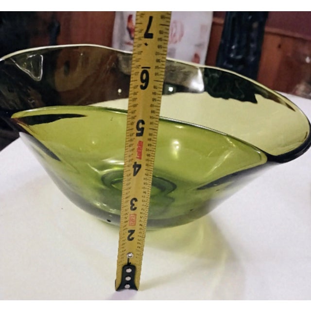 American 1970s Anchor Hocking Advoco Green Glass Ruffled Edge Bowl For Sale - Image 3 of 9