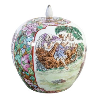 Painted Porcelain Qianlong Nian Zhi Vase, Cina For Sale