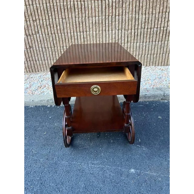 Late 20th Century Baker Furniture Vintage Federal Style Inlaid Mahogany Drop Leaf Table Tea Bar Cart With Drawer For Sale - Image 5 of 12