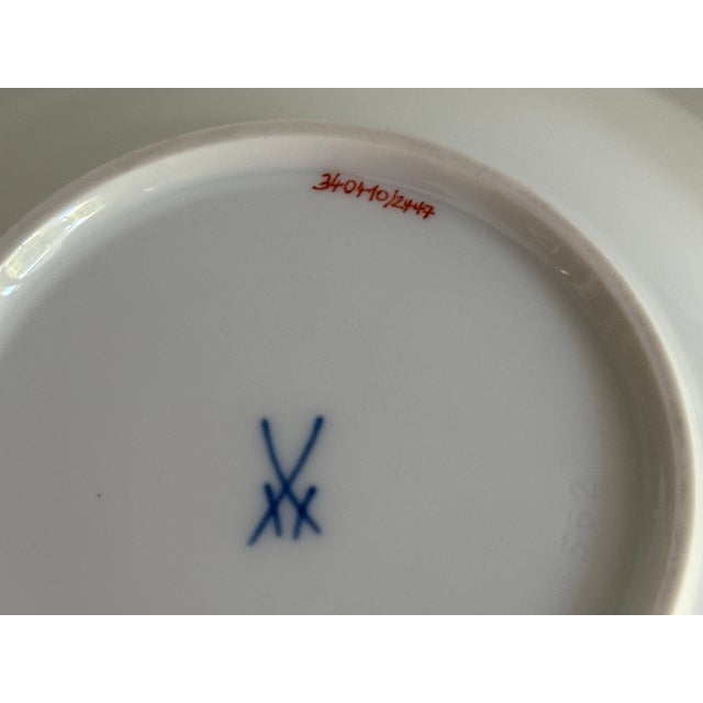 Modern Neuer Auschnitt Coffee Cup and Saucer with Purple Indian Painting and Gilt Rim from Meissen, 1990s, Set of 2 For Sale - Image 3 of 9