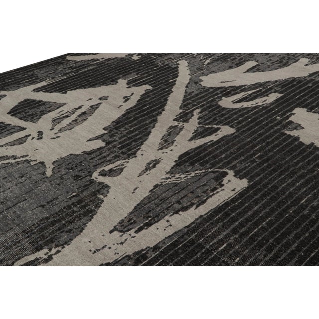 Rug & Kilim’s Distressed Modern Rug in Black and Gray Geometric Pattern For Sale In New York - Image 6 of 7