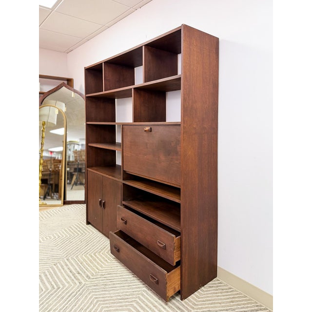 1960s Vintage Walnut MCM Wall Unit Desk Storage Cabinet Mid Century Modern W/ Drawers For Sale - Image 5 of 15