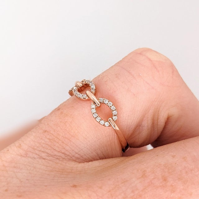 Modern Interlocking Design Natural Diamond Wedding Band: Solid 14k Gold, Size 6.75 For Sale - Image 3 of 7