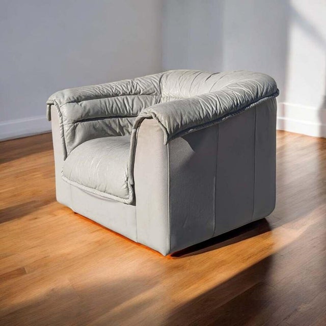 Animal Skin Late 20th Century Natuzzi Italian Leather Lounge Chair in Light Gray, Mid-Century, Postmodern For Sale - Image 7 of 11