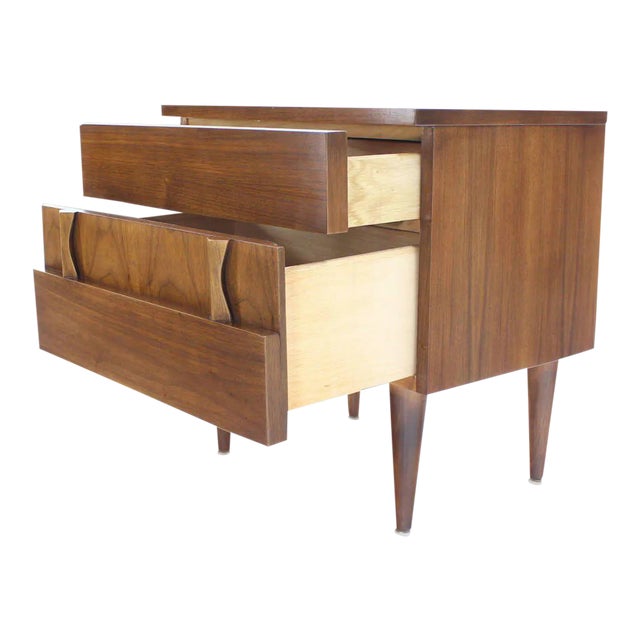 Mid-Century Modern Walnut End Table For Sale