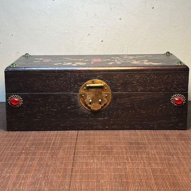 Chinese Padauk Wood Mother-of-Pearl Inlaid Magpie Jewelry Box For Sale In Los Angeles - Image 6 of 9