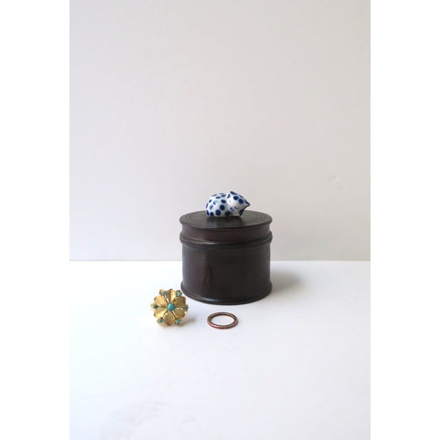 Ceramic Jewelry Trinket Box With Porcelain Cat Blue and White, Mid-20th Century For Sale - Image 7 of 13