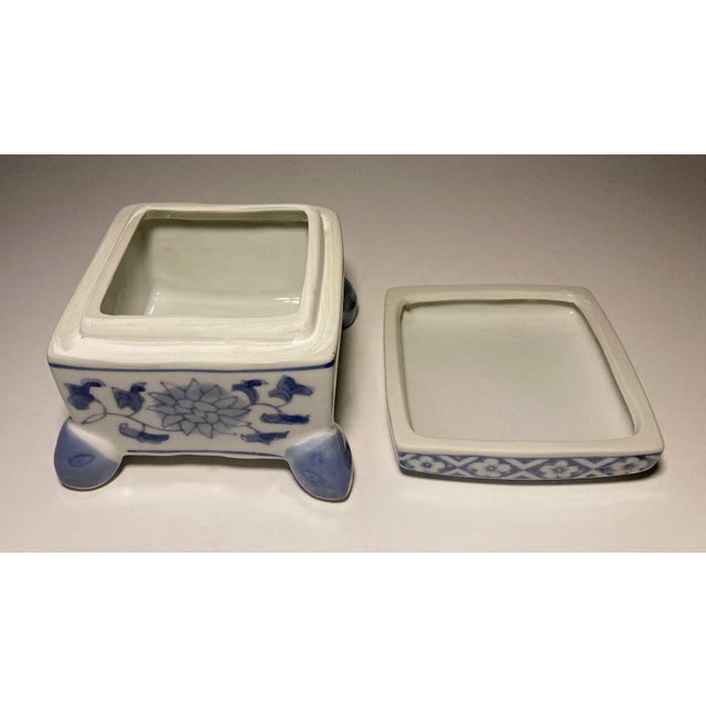 Ceramic 1980s Chinese Blue and White Porcelain Trinket Boxes a Pair For Sale - Image 7 of 9