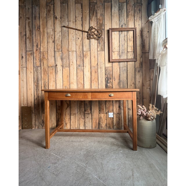 This vintage oak desk captivates with its simple and elegant lines, characteristic of 1950s furniture. A timeless piece...