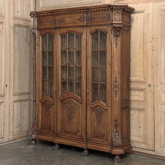 French Late 19th Century Belgian Liégeoise Louis XIV Bookcase in Solid Quarter-Sawn Oak For Sale - Image 3 of 18