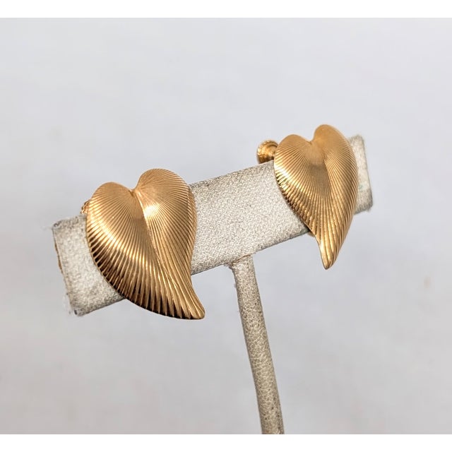 1980s Vintage 1982 Signed Napier Goldtone Ribbed Heart Clip Earrings-2 Pieces For Sale - Image 5 of 7