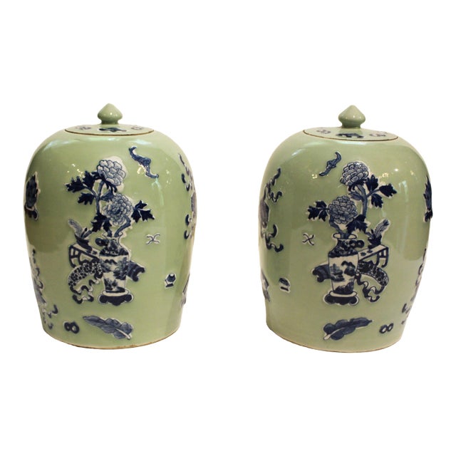 Circa 1880 Chinese Pair of Covered Porcelain Jars For Sale
