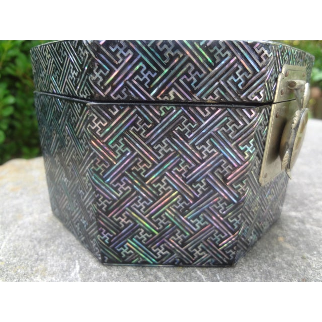 Mid 20th Century Vintage Asian Octagonal Lacquer Box With Turtle Closure For Sale In Houston - Image 6 of 9