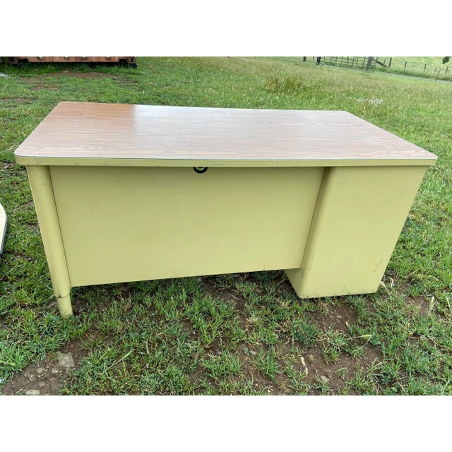 1980s McDowell and Craig Vintage Tanker Desk For Sale In Sacramento - Image 6 of 12