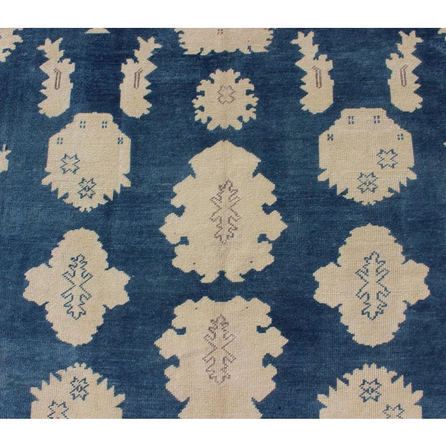 Ivory Mid 20th Century Vintage Turkish Oushak Rug With All-Over Design in Royal Blue and Ivory For Sale - Image 8 of 12