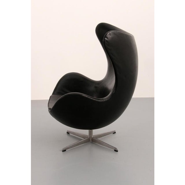 Animal Skin Egg Chair in Black Leather by Arne Jacobsen, 1960s For Sale - Image 7 of 14
