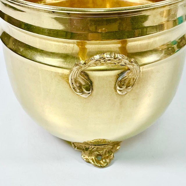 Metal Mid-Century Hollywood Regency Boho Chic English Traditional Style 3-Footed Brass Planter For Sale - Image 7 of 11