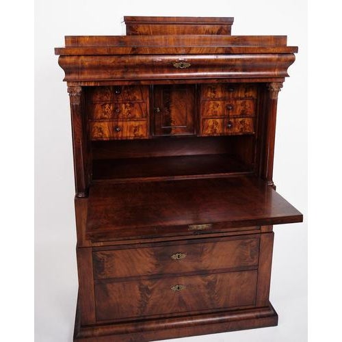 Antique secretary in hand-polished mahogany with flame structure from the 1840s. 4 drawers. — Period: 1840s — Material:...