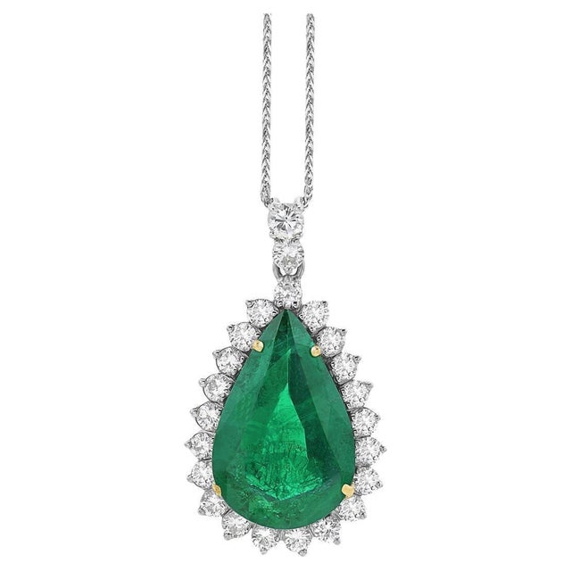 15 Ct Pear Hydro Emerald & 4 Ct Diamond Pendent/Necklace 18 Kt White Gold For Sale - Image 15 of 18