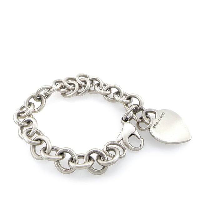This iconic Tiffany & Co. Return to Tiffany bracelet is crafted in sterling silver, featuring the signature heart tag...