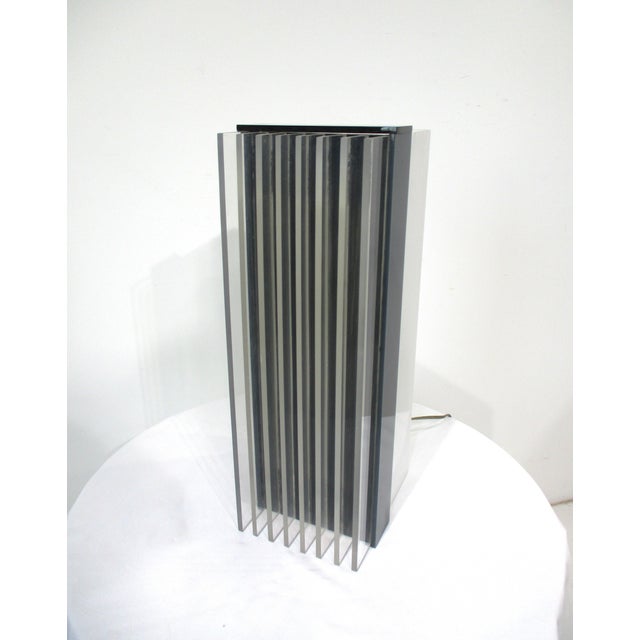 Vintage Italian Lamp Mid 20th Century Lucite Fin Bladed Table Lamp in the Style of Joe Columbo For Sale - Image 4 of 13