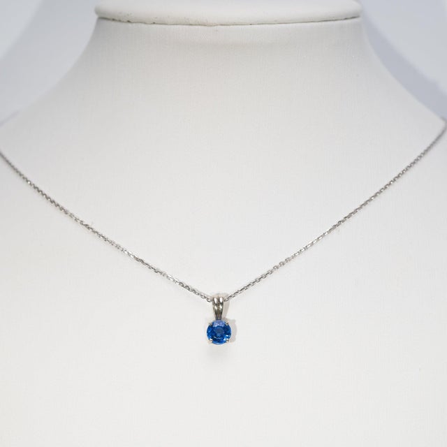Kyanite Pendant Necklace in Solid 14k Gold – Round 5mm Natural Blue Kyanite For Sale - Image 4 of 7